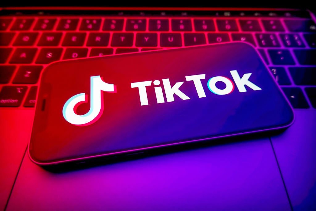 How can you get the focus filter on TikTok? Many TikTok users have started using the Focus filter in recent days and weeks. The Vague to Focus filter is what gives videos their first blurry, out-of-focus appearance. However, after a little while, the filter will disappear and the image in the video will once again come into focus. This enables TikTokers to deliver a shocking announcement or serve as a great introduction to a dance. It's easy to get the Vague to Focus filter. Follow these steps and you'll get in in no time. ‣ On TikTok, navigate the Discover tab to discover the Vague to Focus filter. ‣ When you get there, type "focus" or "#focusonmechallenge" and choose that hashtag. Then, any TikTok video that uses the Vague to Focus filter will greet you. ‣ To test a filter, choose one of the many videos, and you should be able to see the filter's name in the lower-left corner. ‣ All you need to do is tap on the filter's name, then on the camera icon at the bottom of your screen, and use that filter to make a TikTok video.