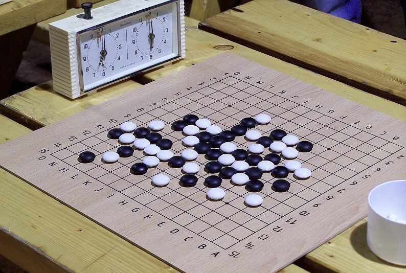 How to Play Gomoku (Be Up to Date With the Rules)