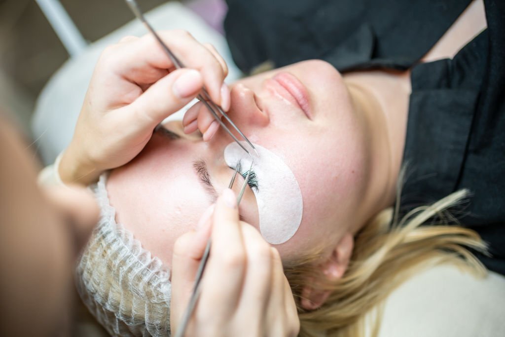 HOW TO REMOVE EYELASH GLUE